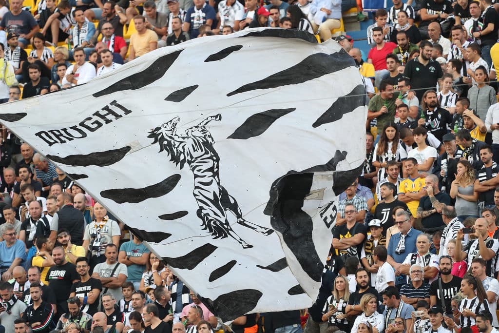 Los fanáticos de la Juventus celebran su tercera victoria en la temporada.