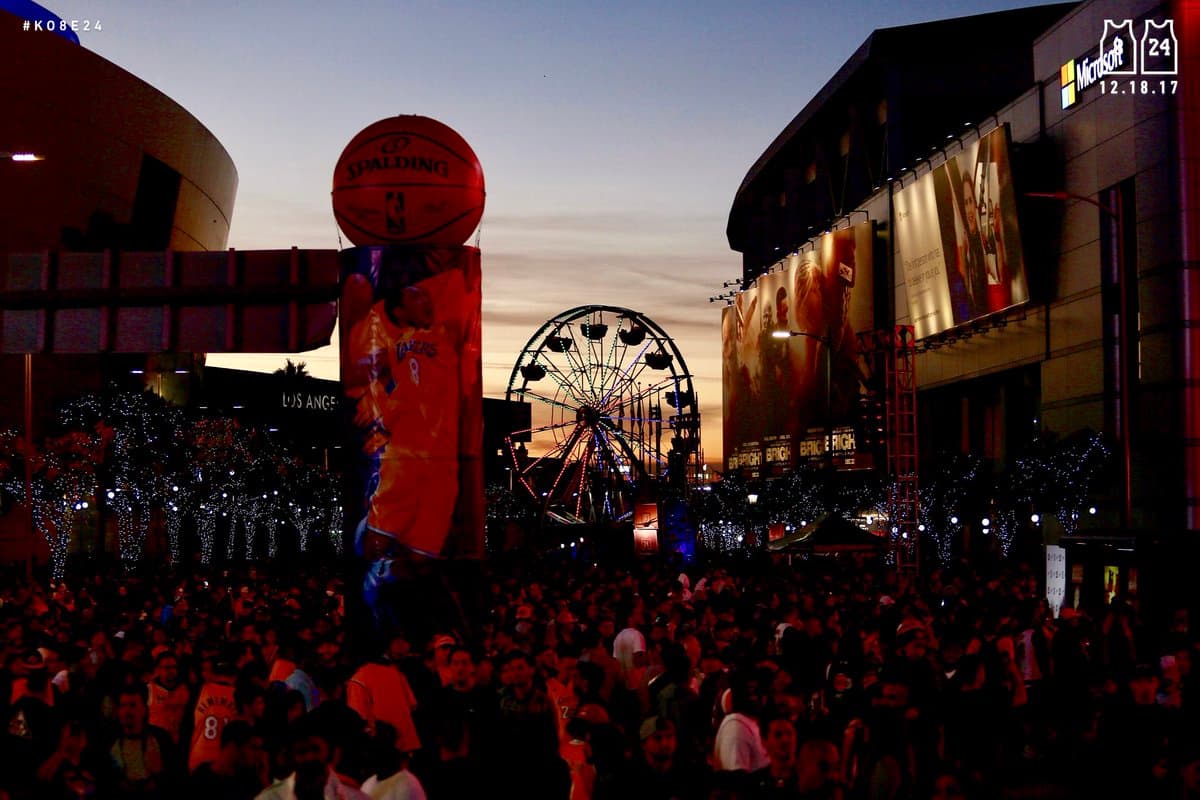 El público angelino disfruta de un perfecto atardecer en 'Kobeland'.