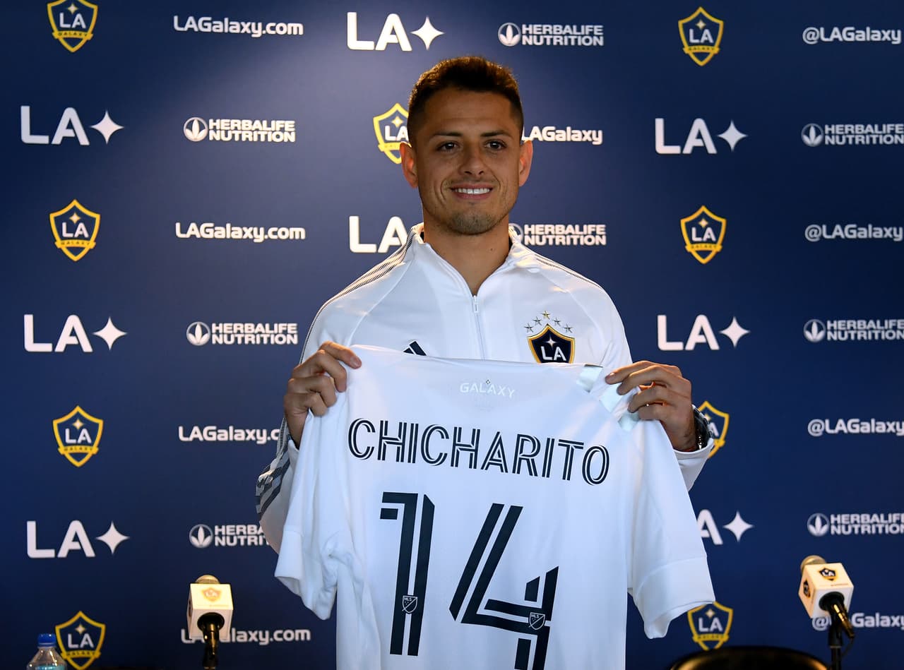 Javier Hernández - LA Galaxy| El mexicano de 31 años llegó al LA Galaxy procedente de Sevilla. El conjunto español recibió 9.3 millones de dólares, aproximadamente, por los servicios del delantero. Debutará en la MLS el 29 de febrero ante Houston Dynamo.