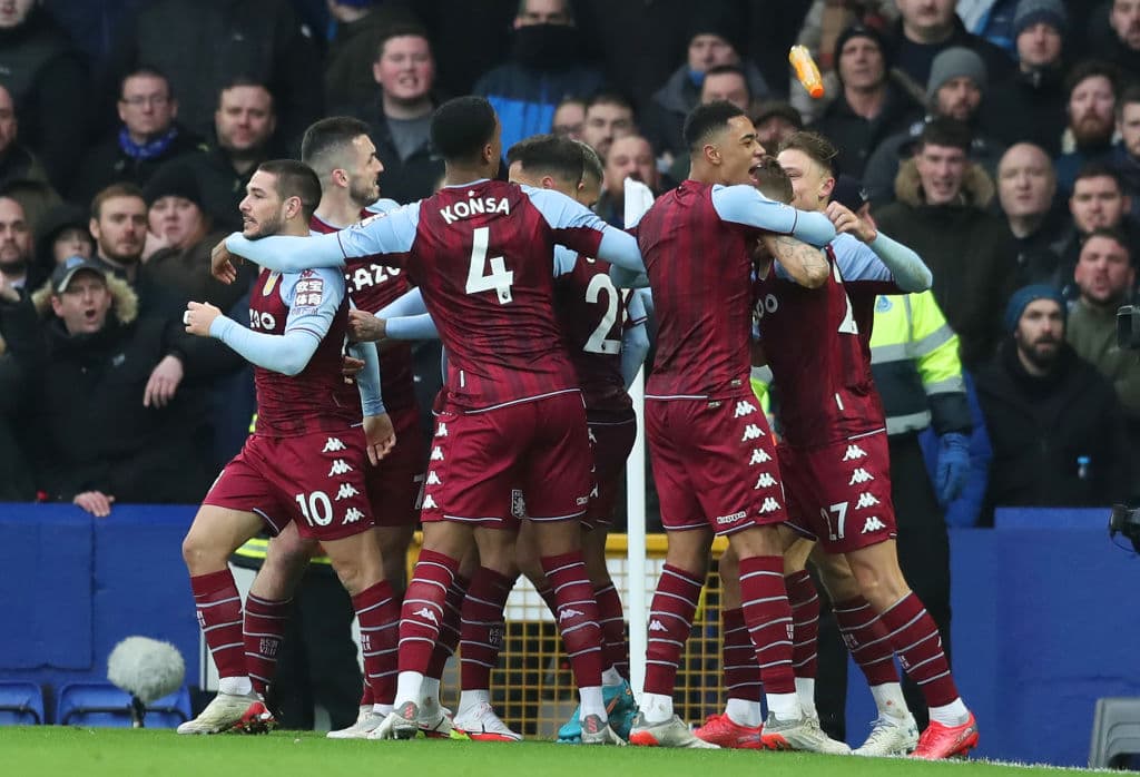 Everton desaprovechó la localía y cayó 0-1 con el Aston Villa, Leeds United hace lo mismo que el Everton y pierden 0-1 con el Newcastle, Manchester United sufre y conisgue un polémico triunfo 1-0 sobre el West Ham United y el líder Manchester City tropieza en su visita al Southampton y empatan 1-1.
