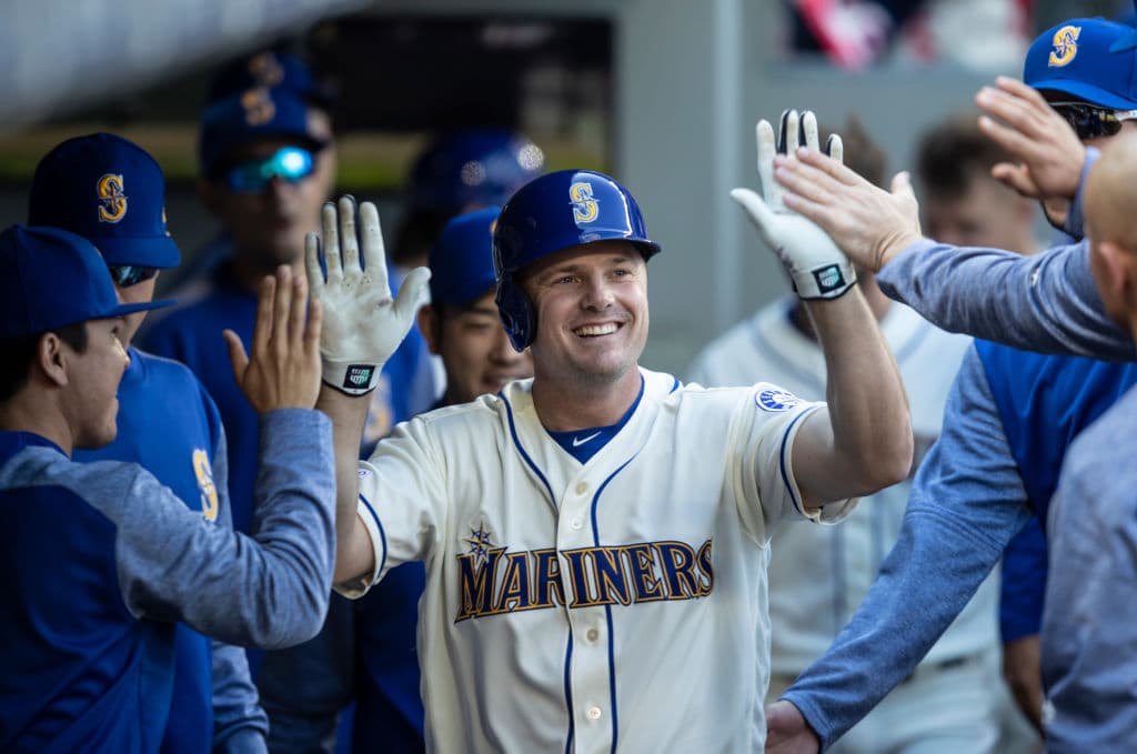 Jay Bruce es felicitado en el dugout de los Seattle Mariners por sus compañeros luego de conectar un jonrón solitario en el sexto inning.