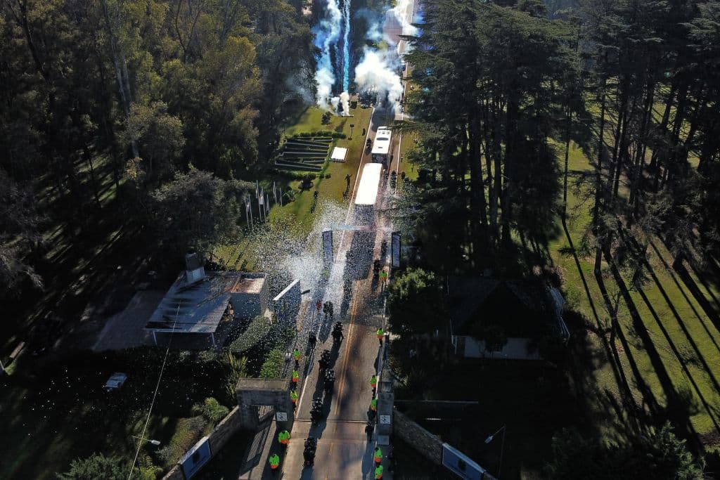 Fueron recibidos por miles de fanáticos.
