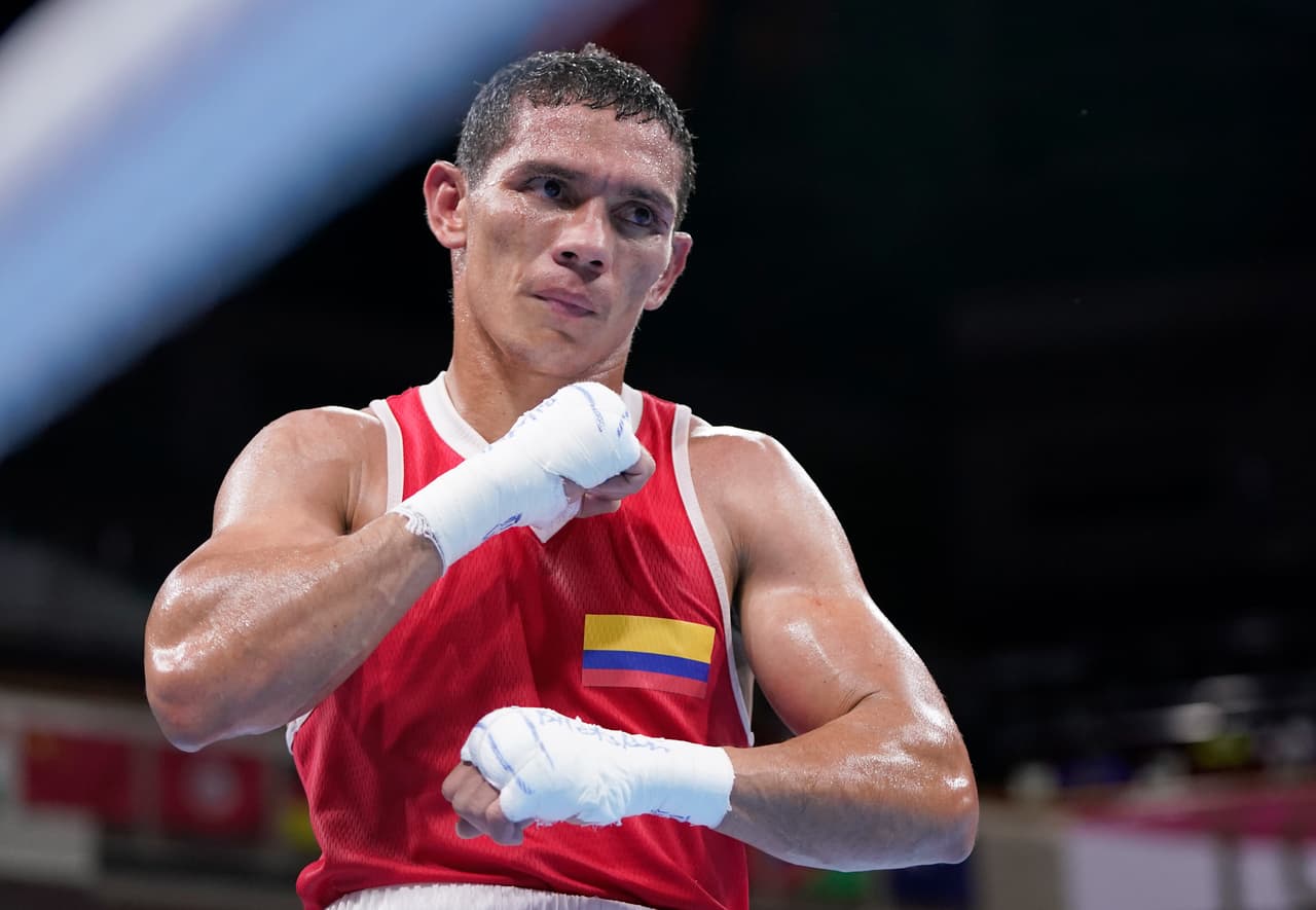 Colombiano pierde uniforme, pide prestado uno y avanza en box de Tokyo 2020