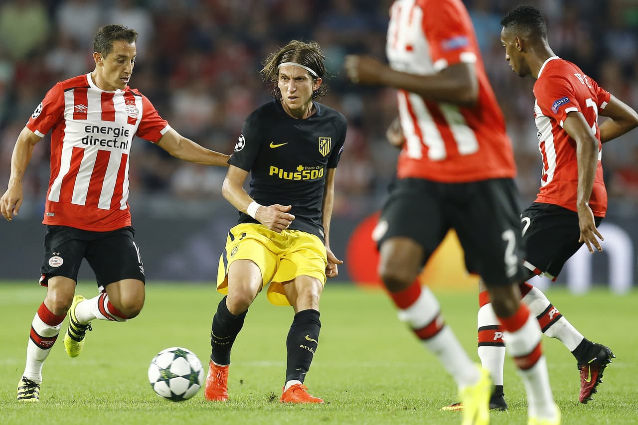 Guardado ya jugaba como mediocampista central y debió marcar a su querido amigo.