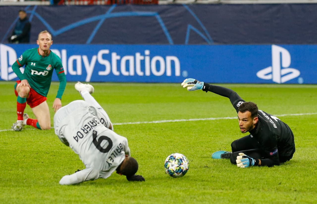 Leon Bailey, sufre una caida al no lograr el tiro ante el portero del Lokomotiv.
