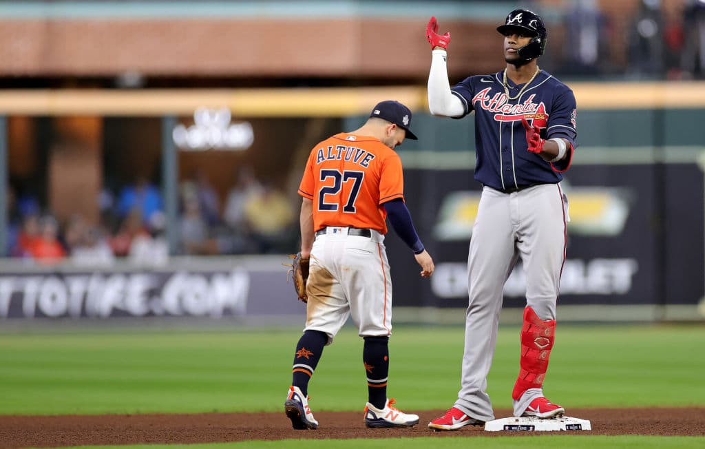 De la mano de sus bateadores estelares, los Houston Astros vencen 2-6 a los Atlanta Braves en el juego de dos de la Serie Mundial 2021.