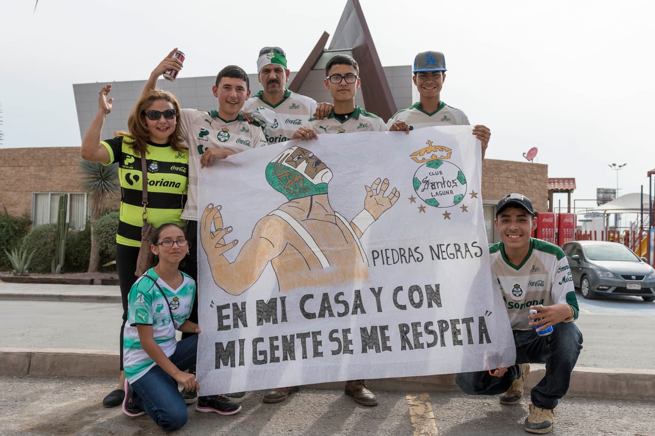 A las afueras del estadio, la afición de Santos presenta una manta que refleja su sentir.