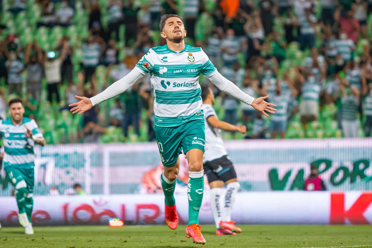 Santos no se despeinó y sin acelerar le pasó por encima a unos Gallos Blancos de Querétaro que se desfondaron desde el primer tiempo en un partido muy ligero para los de Guillermo Almada.