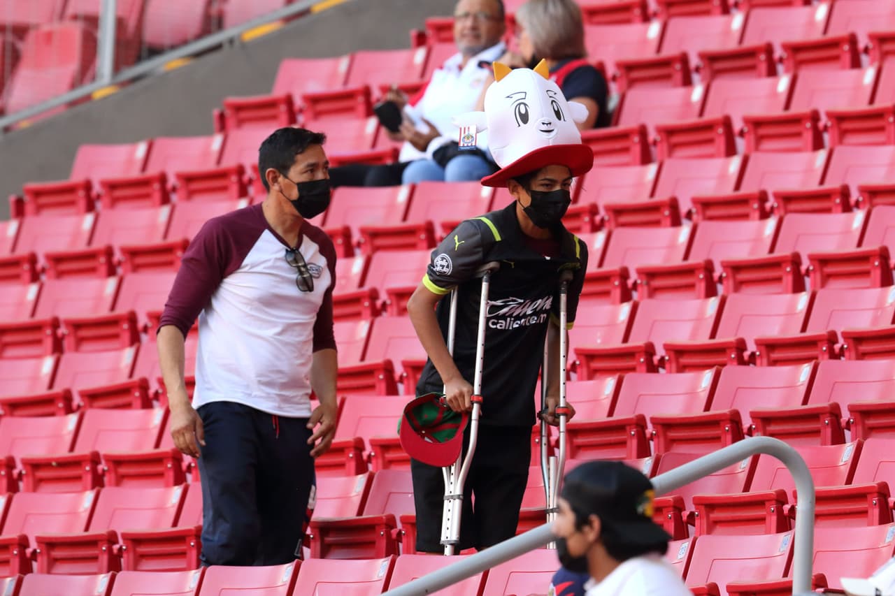 Chivas comenzó ganando con gol de Ángel Zaldíver, pero Rayados reaccionó y con goles de Gallardo, Vegas y un ‘osote’ de Miguel Jiménez terminó por vencer y hundir a un Guadalajara que podría quedarse sin DT.