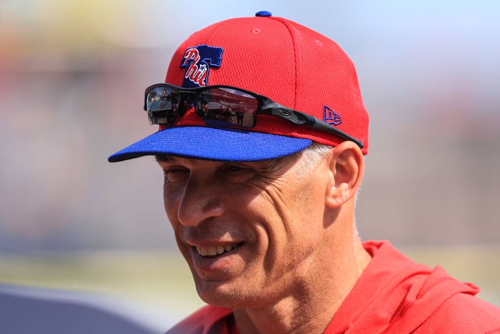 El manager de los Philadelphia Phillies, Joe Girardi, disfruta de su primer juego del spring training, sonríe y observa a sus jugadores.
