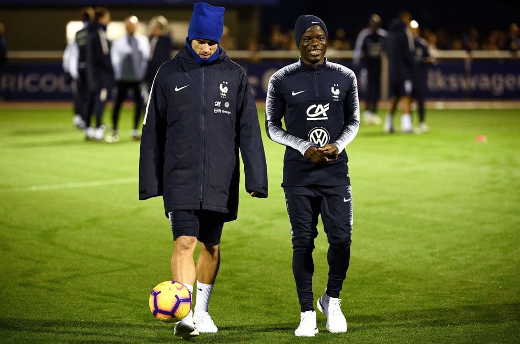 Interiores de lujo, calidad, corazón, técnica y mucho futbol. Abrimos con N'Golo Kanté en el mediocampo.