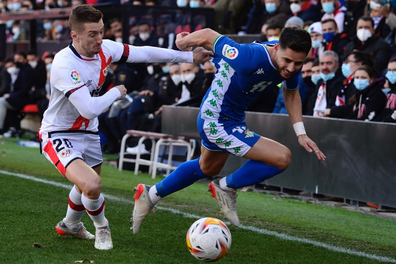 Rayo Vallecano le empata al Real Betis 1-1 durante la J 20 en La Liga. Sergio Canales ponía a los béticos arriba al 45'+2', pero fue Iván Balliu al 70' quien igualó el marcador y permitió que se repartieran puntos. Andrés Guardado ingresó al 39', mientras que Diego Lainez estuvo en la banca.