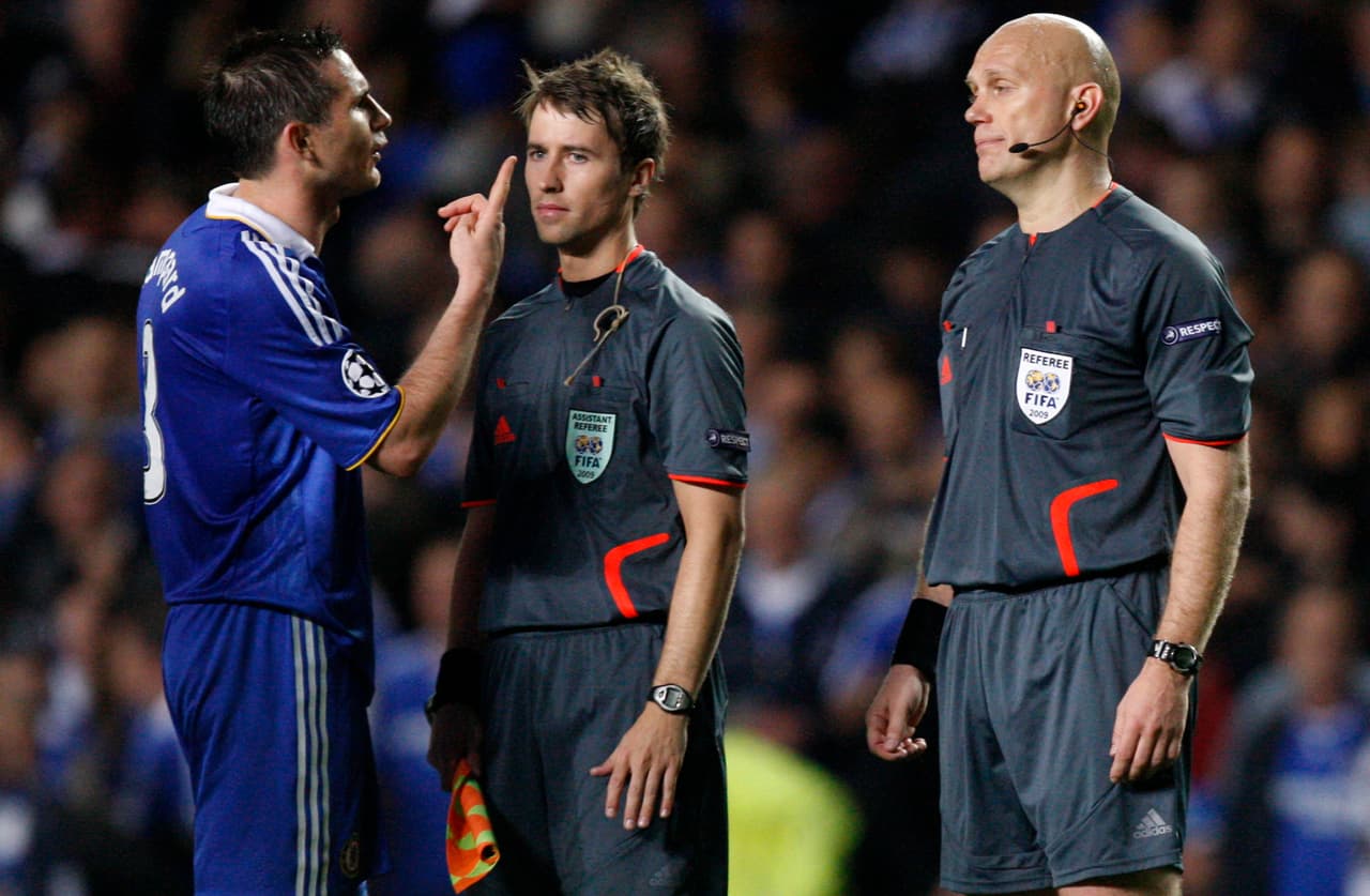 La realidad es que el árbitro del encuentro, Tom Henning Ovrebo, tu un partido para el olvido y terminó perjudicando al Chelsea por no marcar una serie de penales que todo el mundo vio.