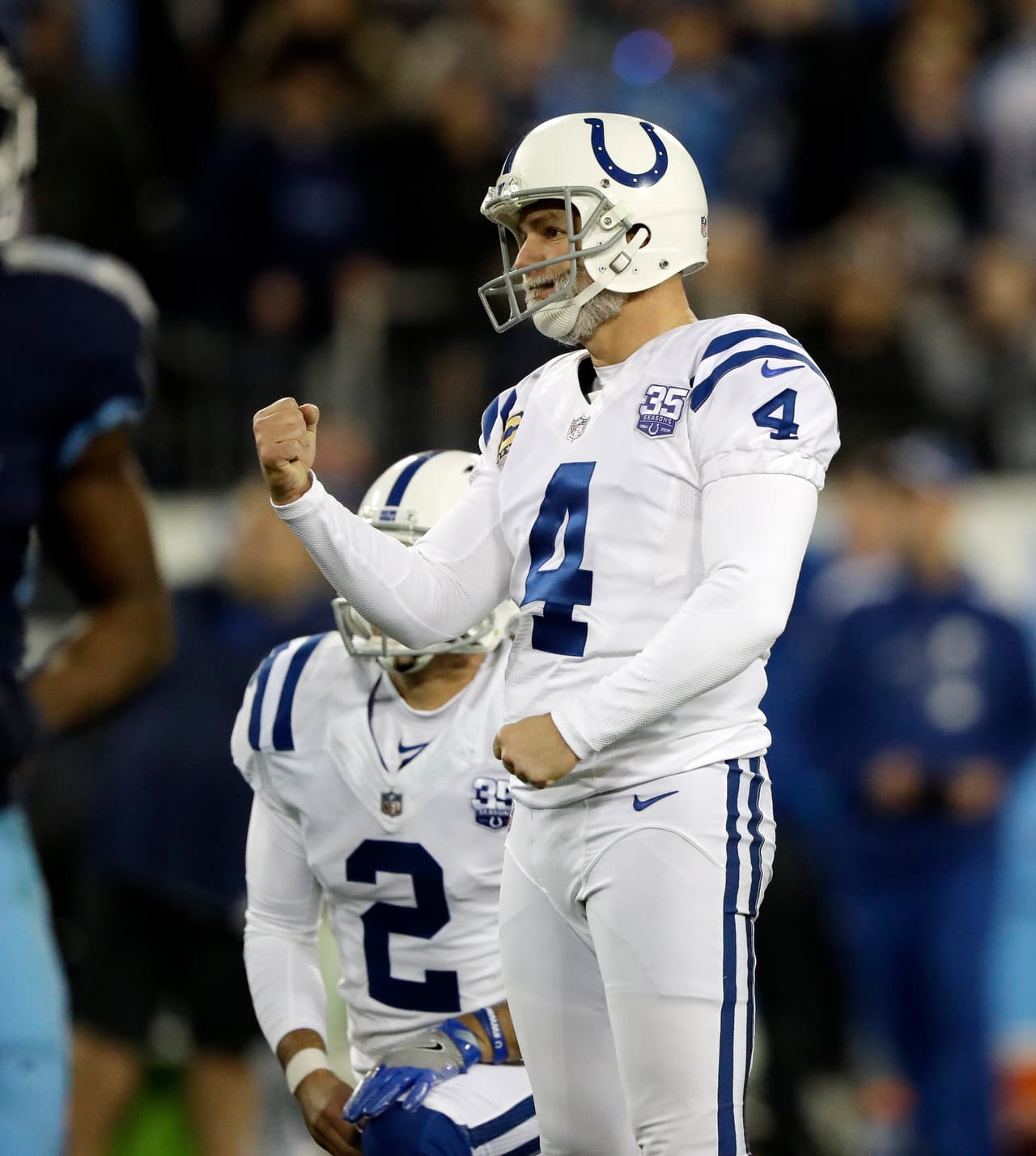 En el último cuarto, tras una serie ofensiva de los Titans y un pase interceptado a Gabbert, los Colts volvieron al marcador con un gol de campo de 25 yardas de Adam Vinatieri (27-17).