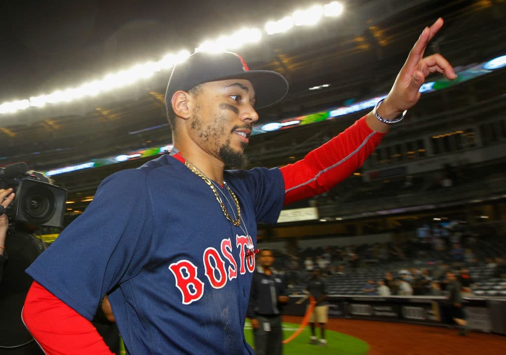 Betts coronó la remontada de Boston en el octavo inning con un jonron de tres carreras que dejó cifras definitivoas de 11-6 y a los Red Sox bañándose en champán por el cetro divisional.
