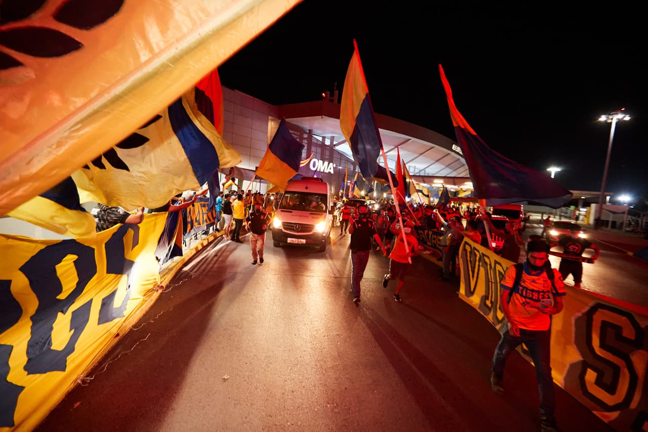 Multitudes de aficionados de Tigres acuideron al Aeropuerto Internacional de Monterrey a recibir al nuevo fichaje estrella del club.