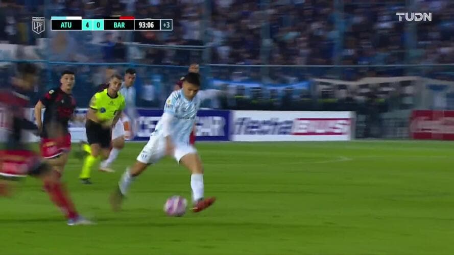 Coronel, del Atlético Tucumán, hace golazo de 70 metros en Argentina