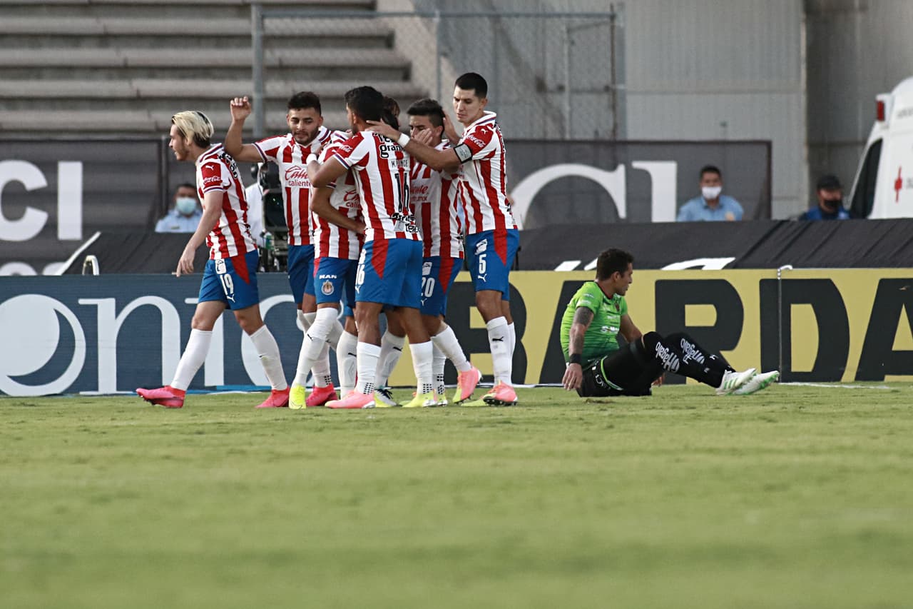 Con goles de José Macías y Jesús Angulo, las Chivas consiguen unos valiosos tres puntos en la frontera.