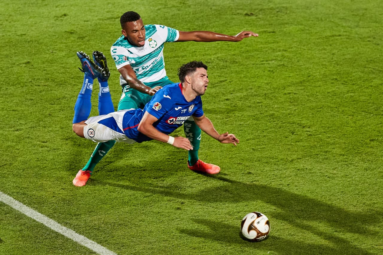 Luis Romo se encarga de darle la ventaja a Cruz Azul luego de vencer 0-1 a Santos en el Estadio Corona.