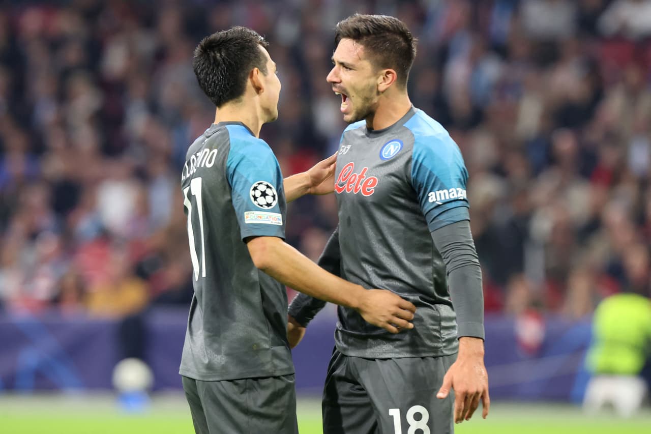 Napoli aplastó al Ajax a domicilio y lleva paso perfecto en la Champions League.