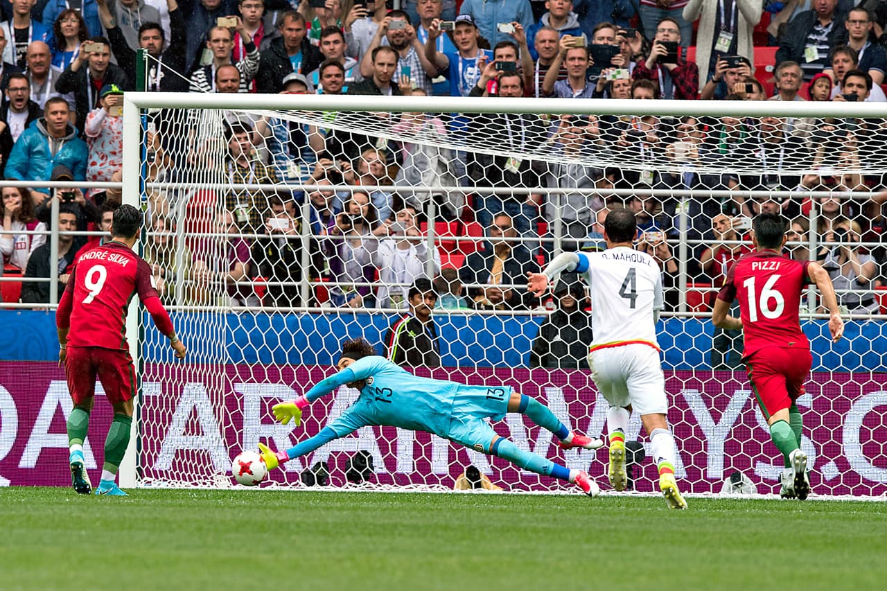 Guillermo Ochoa detuvo el penalti y evitó que Portugal se fuera por delante en el marcador en el comienzo del partido.