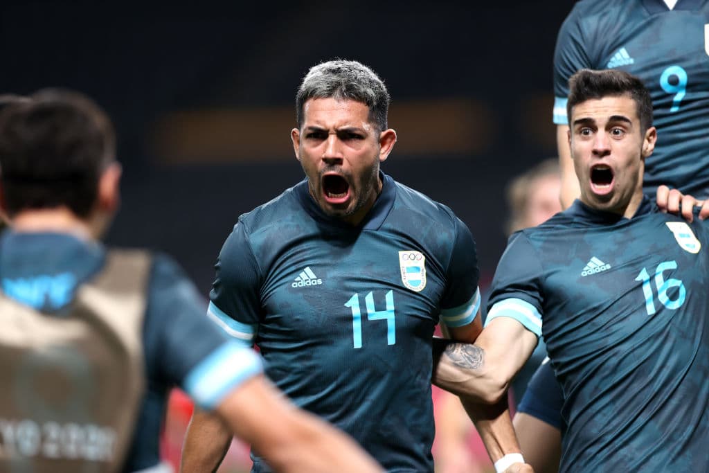 Argentina despierta y logra vencer a Egipto por la mínima en su segundo juego en Juegos Olímpicos. Facundo Medina fue el héroe argentino, quien logró convertir el gol al minuto 7' del encuentro. Se medirán por su pase a Cuartos contra España, mientras que los egipcios harán lo propio ante Australia.