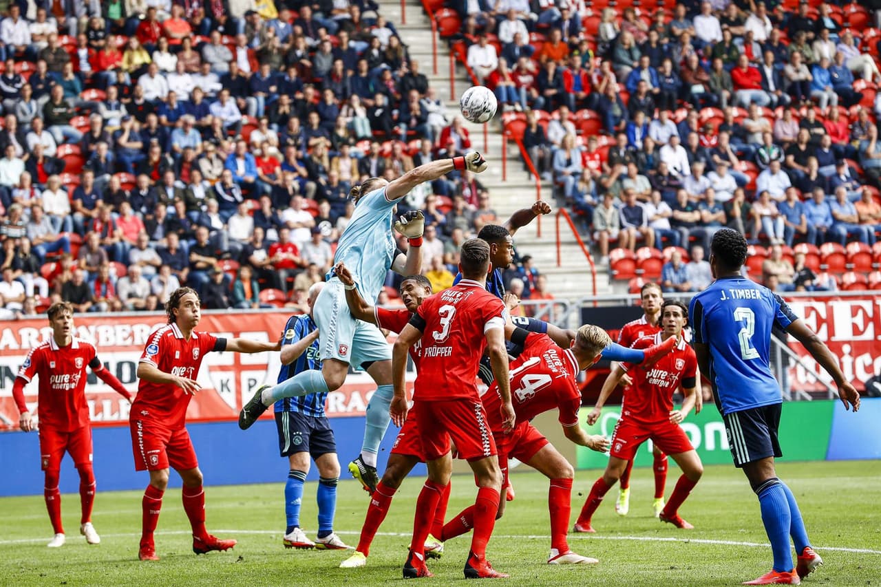 Ajax empató ante el Twente 1-1 durante la segunda jornada en la Eredivisie. Sebastian Haller abrió el marcador al minuto 52' del encuentro y, ya fue al final del encuentro, cuando Robin Propper igualó con un gol al minuto 87' a favor de los locales; Edson Álvarez jugó los 90 minutos del encuentro.