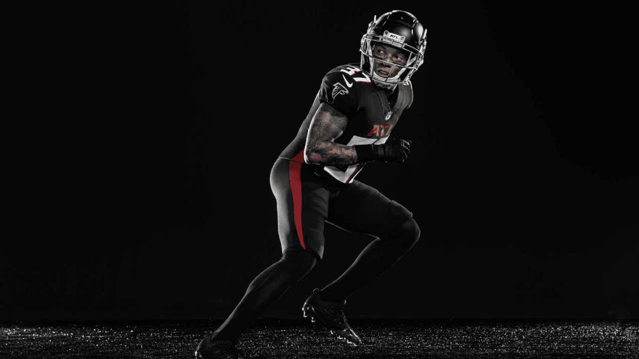 ¡Los Falcons presentan su nueva indumentaria! Con una gran variación en sus uniformes donde se eliminaron líneas en los hombros ahora predominan las tonalidades a un solo color. Así se prepara el equipo de Matt Ryan en la búsqueda de instalarse en otro Super Bowl.