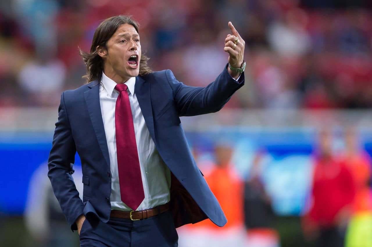 La llegada de Rodolfo Pizarro al Guadalajara parece ponerle presión al argentino Matías Almeyda, quien tras un nuevo desembolso económico por parte de Vergara tendrá la obligación de ganar algún título. Los resultados y en especial la calidad de las victorias serán fundamentales para evitar un capricho del dueño del rebaño.