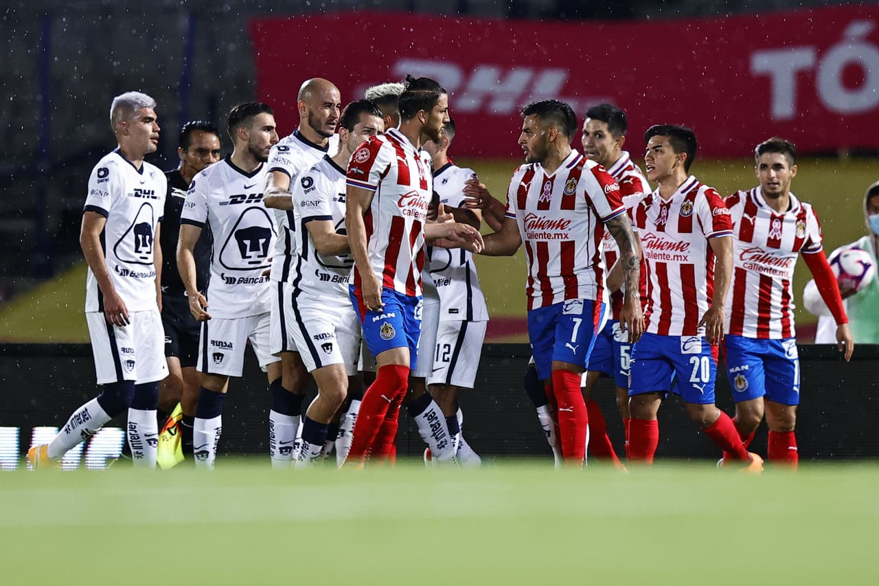 Se calentaban los ánimos y los Pumas contaban cuatro amonestados antes de cumplirse los primeros 45’.