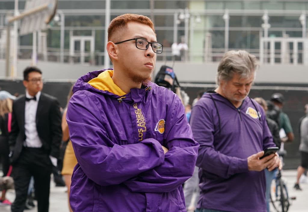 Aficionados se acercaron al Staples Center, entre lagrimas e indredulidad para dejar flores por la muerte de Kobe Bryant.