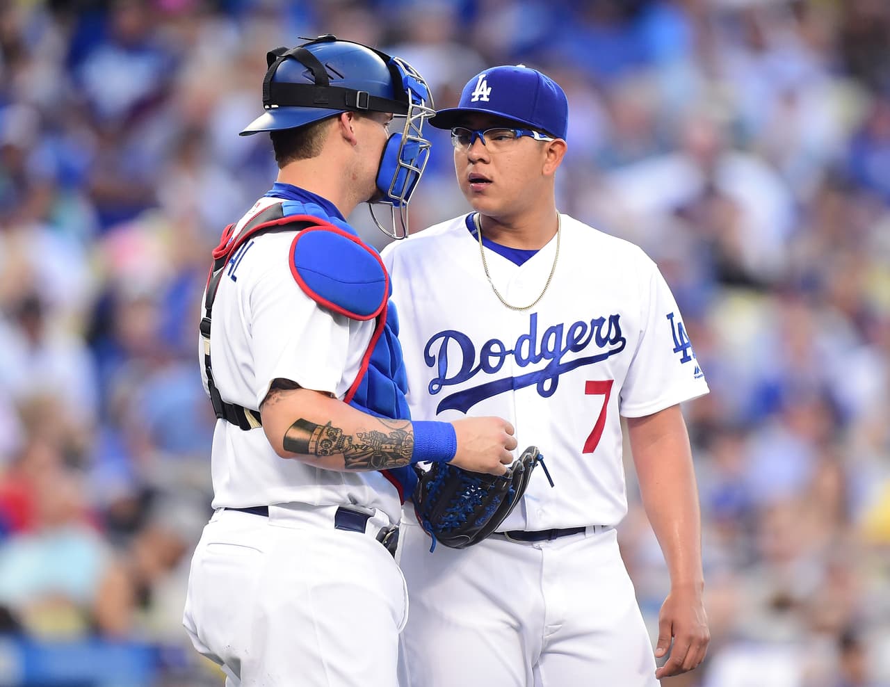 El crecimiento de Urías dentro de los Dodgers ha tenido como base el apoyo y la experiencia de sus compañeros, que entienden que el juvenil zurdo es un prospecto valioso dentro del equipo.