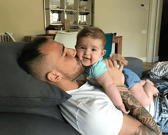 El delantero español del Barcelona Paco Alcácer disfruta en casa de los últimos días libres en compañía de su hijo.