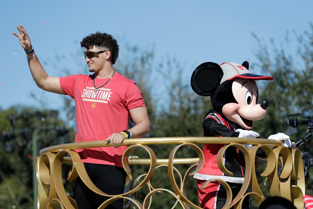La estrella de los Kansas City Chiefs festejando en el Magic Kingdom.