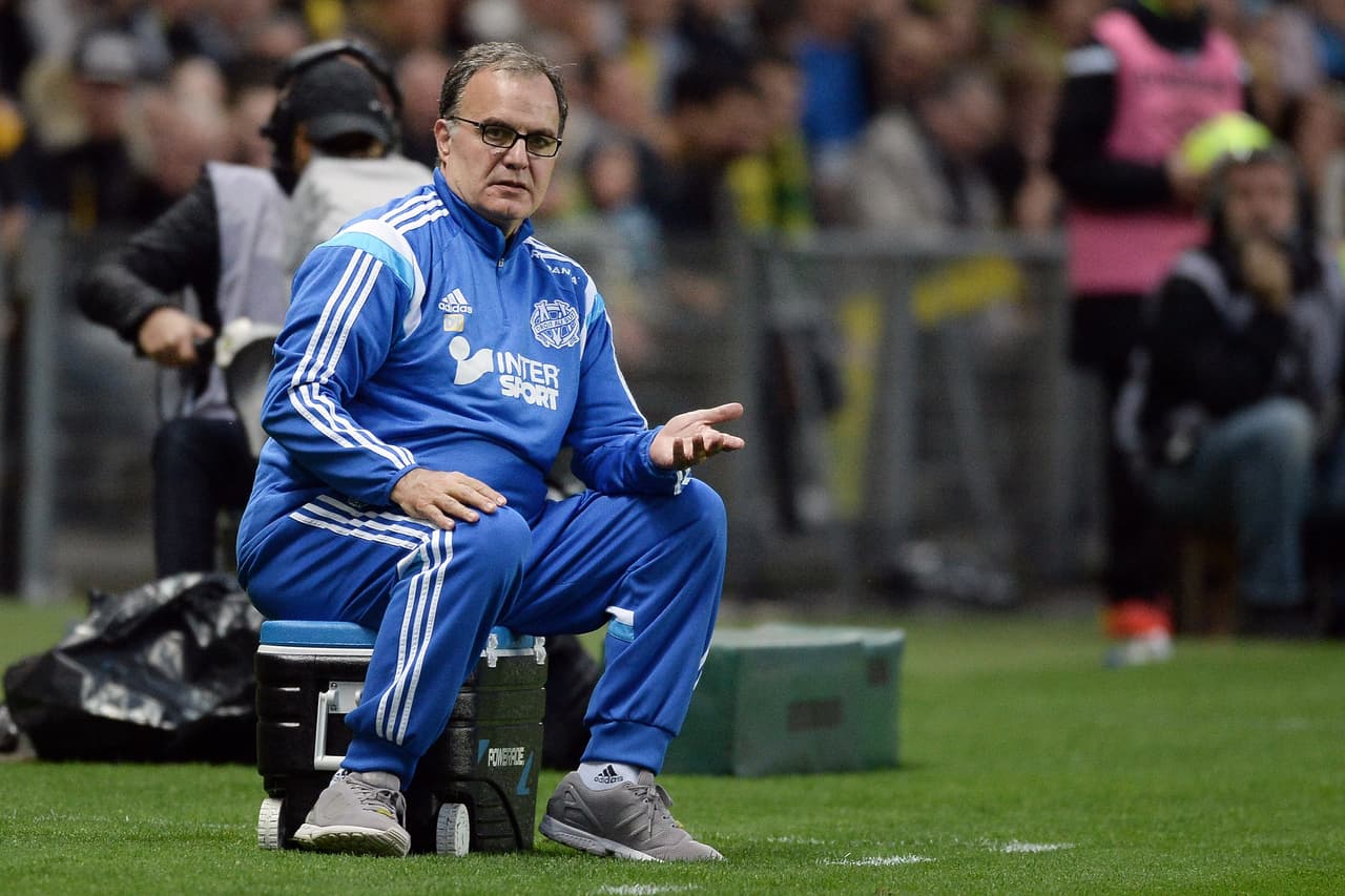 El argentino Marcelo Bielsa es otro de los directores técnicos que por sus métodos suele pasar por polémico. Incluso, ha corregido (valga decir no de forma grosera) a los periodistas en ruedas de prensa. Aún así, sus actitudes han hecho que precisamente sea conocido con el apodo de 'El Loco'.