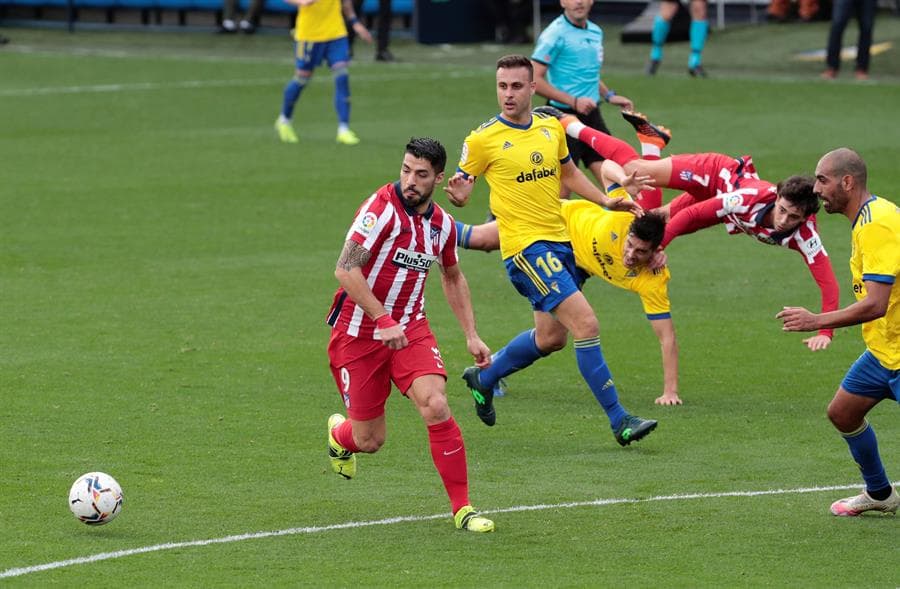 Atlético de Madrid sigue como líder de LaLiga tras vencer 4-2 al Cádiz. Con doblete de Luis Suárez y goles de Ñiguez y Koke, los 'Colchoneros' se llevan el triunfo; Álvaro Negredo anotó los dos goles para los locales; el mexicano Héctor Herrera entró de cambio al 84'.