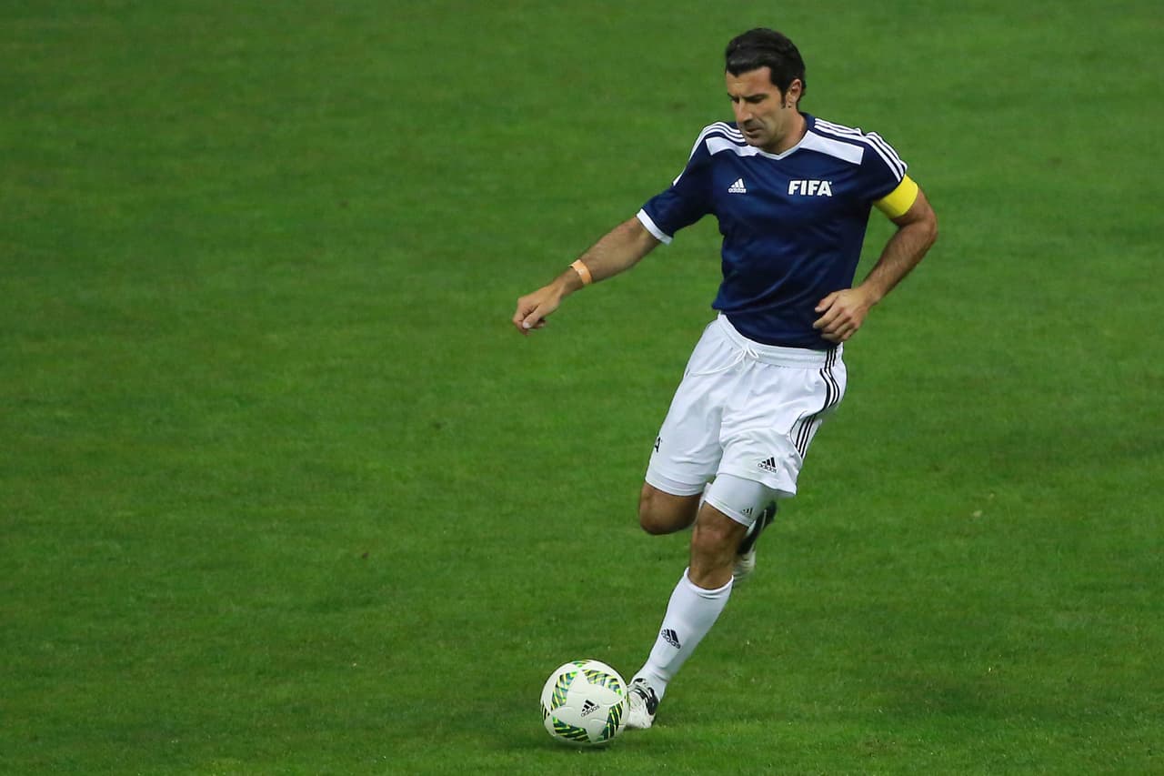 Figo se vio envuelto en problemas en 2012 por una deuda con el gobierno español de más de dos millones de euros por su época con Barcelona.