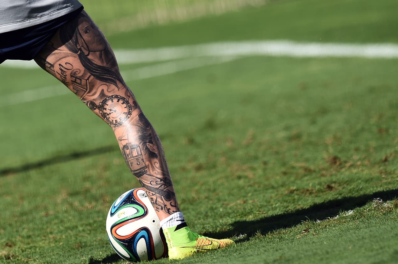El portugués Raúl Meireles es un fanático de los tatuajes desde sus 18 años de edad. En su pierna tiene toda una especie de autobiografía con los diferentes lugares que ha visitado.