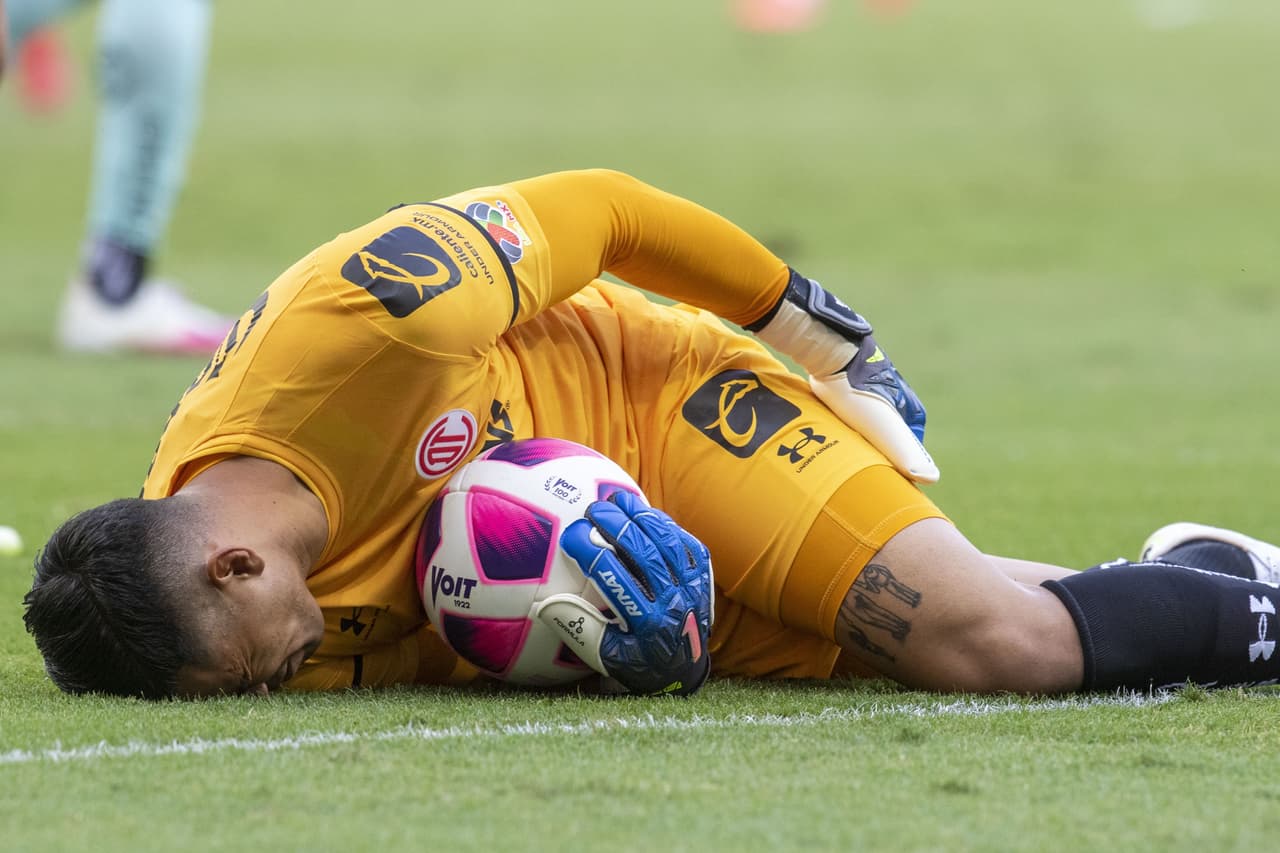 Luis Garcia Palomera también fue retirado en la primera mitad por un problema físico.