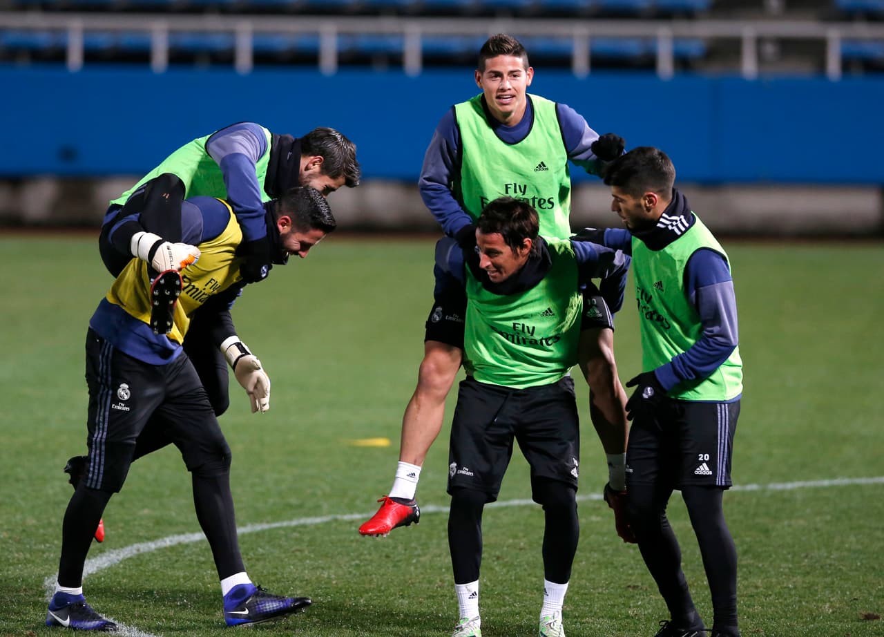 Además, el colombiano se ha caracterizado por congeniar muy bien con sus compañeros. Más allá de los rumores que se generaron en torno a Lucas Vázquez, Marco Asensio e Isco, con quienes pelea minutos, James no tiene problemas con nadie.