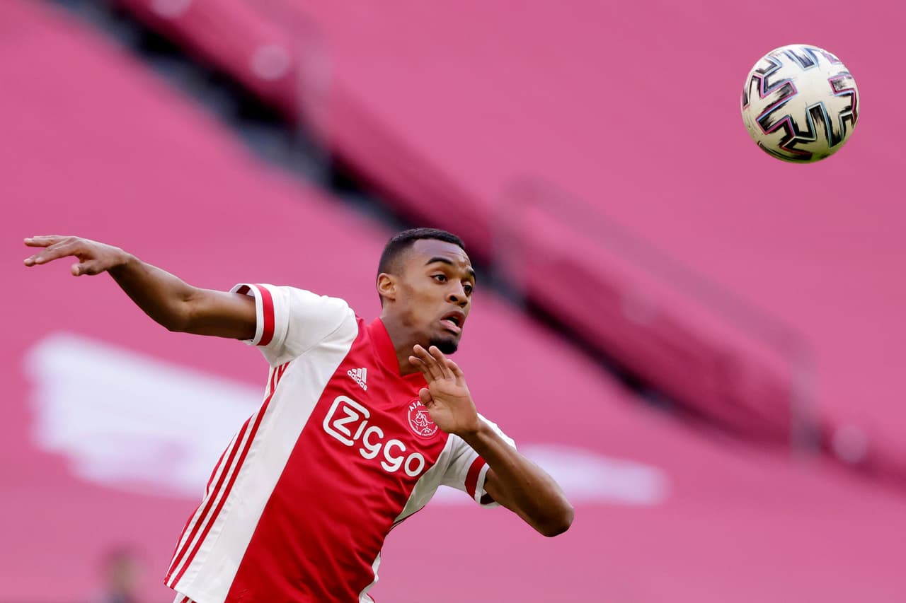 Ajax empata ante el Utrecht 1-1 en la Eredivisie, jugando su juego número 21 que quedaba pendiente. Simon Gustafson le daba la victoria a la visita al minuto 13 con penal, pero el mexicano Edson Alvarez se encargó de empujar el balón y empatar el partido.