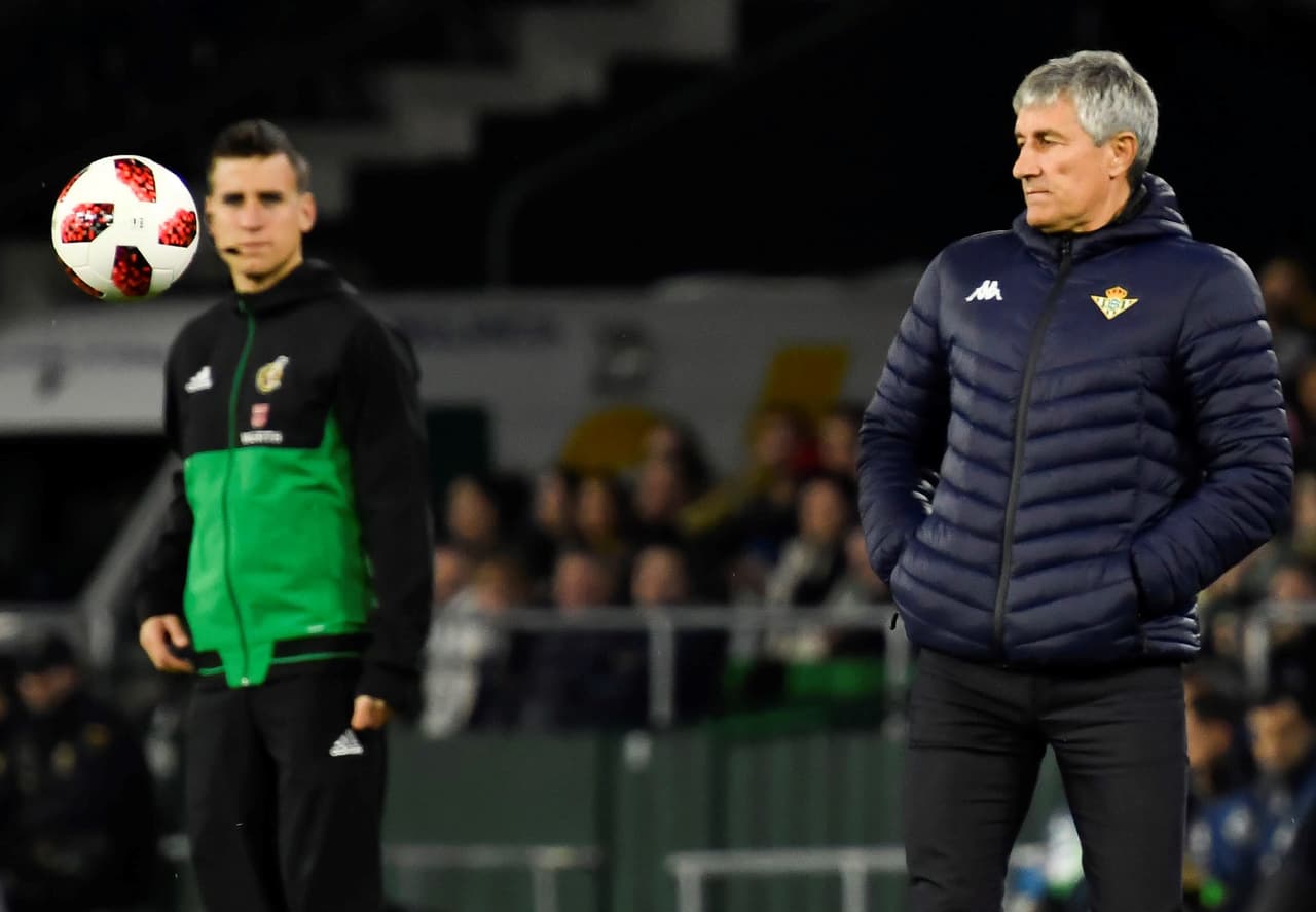 El entrenador bético, Quique Setién, empezaba a caer en desesperación porque su equipo dejó de generar las llegadas del primer tiempo y le Real se tornaba muy peligrosa.