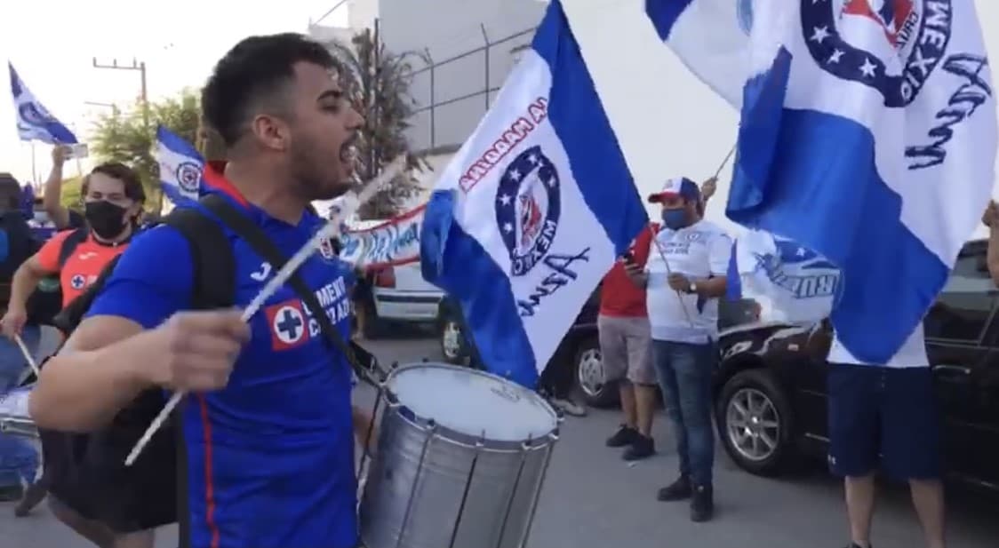 Cruz Azul llega a Torreón para disputar la final de ida del futbol mexicano y sus aficionados salen de sus casas para darles una cálida bienvenida.