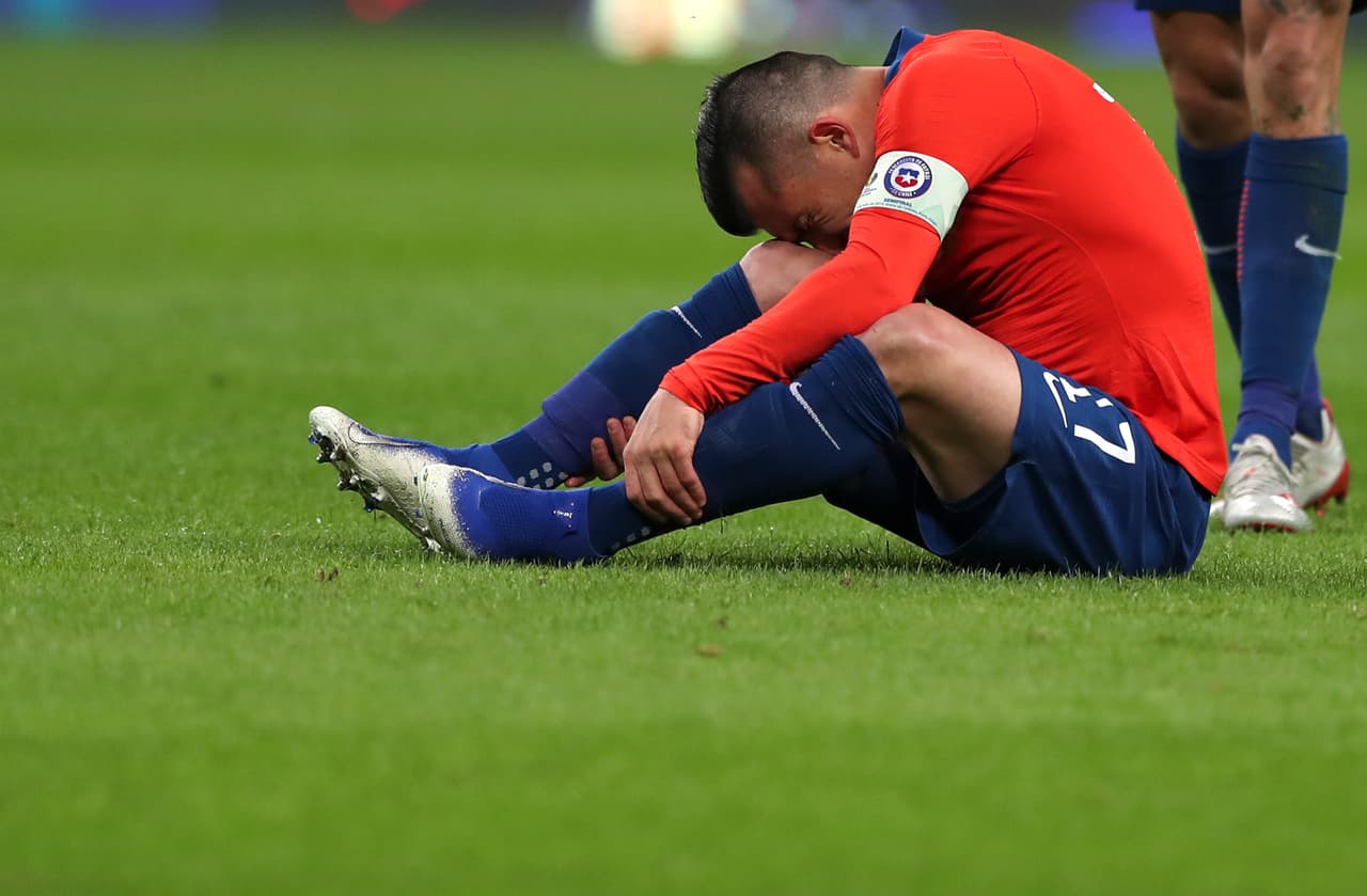 El chileno Gary Medel estará fuera por una lesión en el isquiotibial de la pierna derecha. Estará fuera por cuatro semanas.