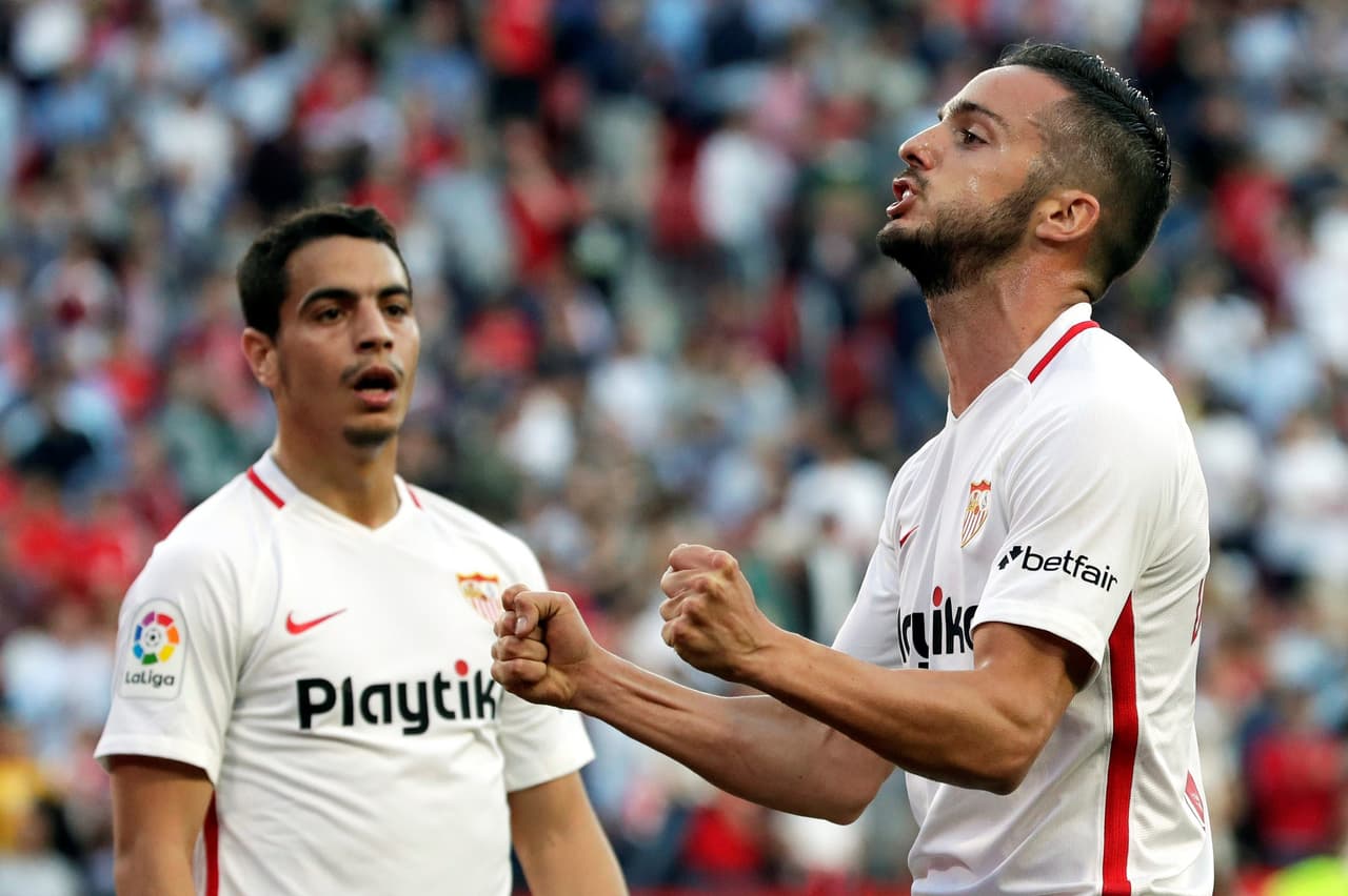 El centrocampista del Sevilla Pablo Sarabia (der.) celebró al minuto 25 del primer tiempo su gol junto a Ben Yedder.