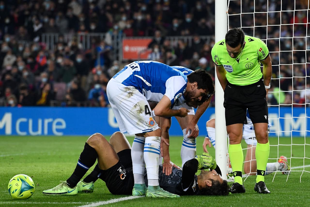 <br>El portero Diego López hacía drama para evitar el asedio de los blaugranas que por momentos tocaban bien.
<br>