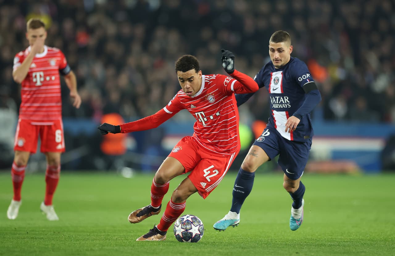 Bayern Múnich sacó ventaja en su visita al PSG, que tuvo a Kylian Mbappé de inicio en la banca y entró para marcar un gol pero anulado por fuera de juego en la ida de Octavos de Final de la UEFA Champions League.