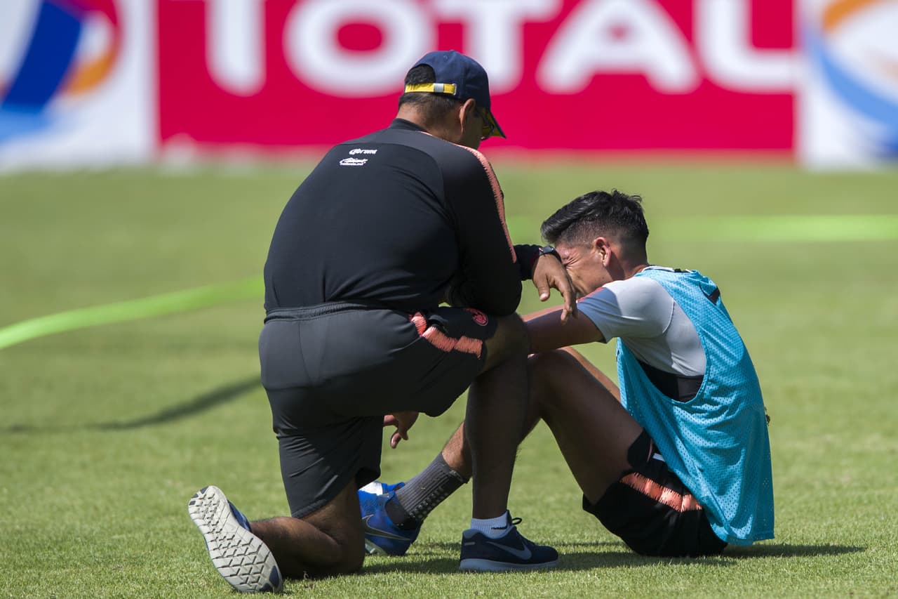 Una de las imágenes durante el entrenamiento fue la de una molestia por la que se levio aquejado a Édson Álvarez.