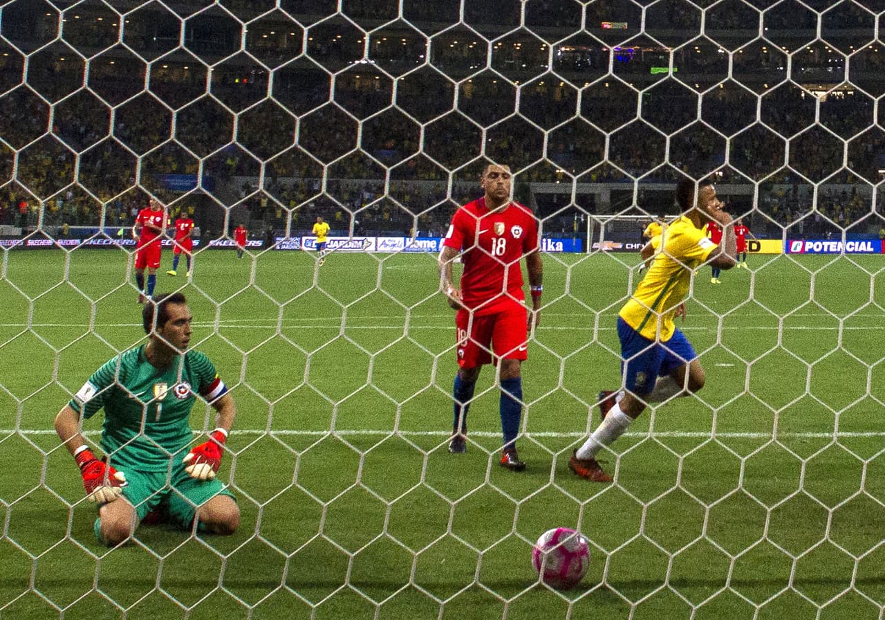 El arquero Claudio Bravo falló y su esposa usó las redes sociales para mostrarle su apoyo pero encendió la polémica al indicar que había jugadores que llegaban borrachos a entrenar.