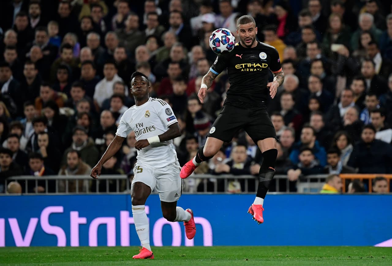 Kyle Walker pretendía salir con balón controlado y Vinicius Junior pegado en la marca.
